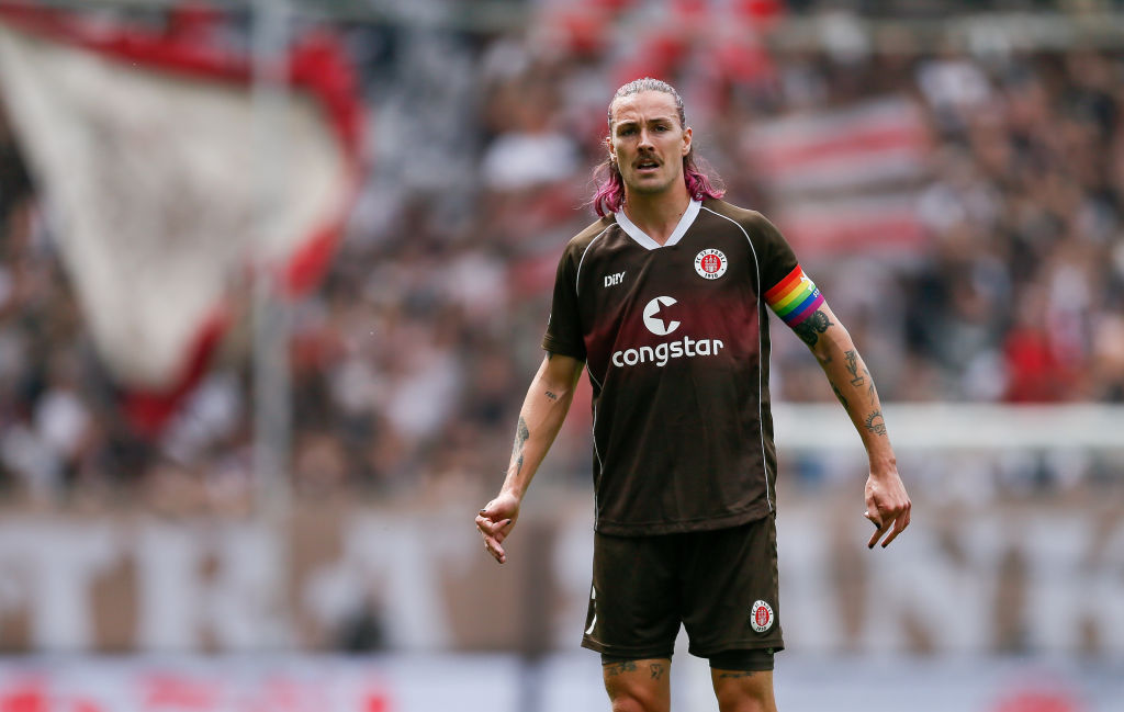 Jackson Irvine fra St. Pauli ser på under den andre Bundesliga-kampen mellom FC St. Pauli og Fortuna Dusseldorf på Millerntor Stadium 5. august 2023 i Hamburg, Tyskland. (Foto av Selim Sudheimer/Getty Images) Irvine Saint Pauli Getty