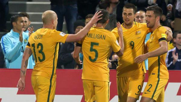 Six Caltex Socceroos pass on their advice to youngsters who are keen to pursue a career as a footballer.