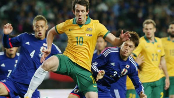 Robbie Kruse receives the ball when the Caltex Socceroos last played Japan in 2014.