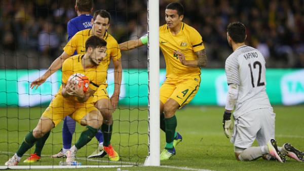 Mat Leckie grabs the ball after Trent Sainsbury's goal against Greece at Etihad Stadium.