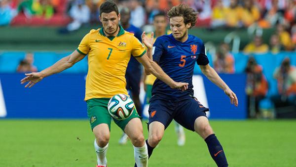 Leckie holds off Daley Blind during Australia's World Cup clash with the Netherlands.