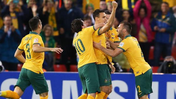 Caltex Socceroos players celebrate Trent Sainsbury's goal against the UAE in the 2015 Asian Cup semi-finals.