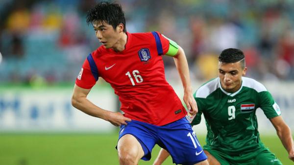 Ki Sung Yueng on the ball in the semi-final against Iraq.