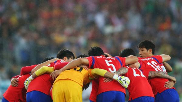 Korea Republic form a huddle before kick-off in their Asian Cup semi-final.