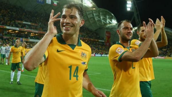 James Troisi acknowledges the Melbourne crowd with Socceroos teammates at full-time.