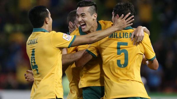 Socceroos players celebrate Jason Davidson's goal against the UAE.