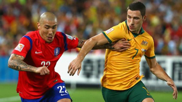 Cha Du Ri and Mathew Leckie tangle for possession in the Asian Cup final.