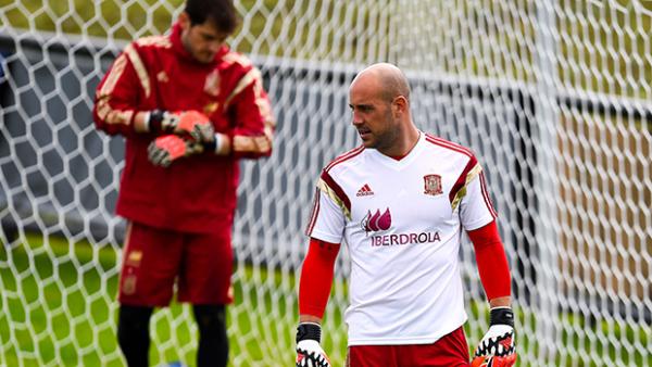 Pepe Reina appears set to displace Iker Casillas as Spain's goalkeeper against Australia.