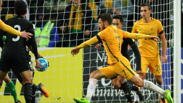 Mat Leckie netted late on to hand Australia a 2-1 win over Thailand in Melbourne.